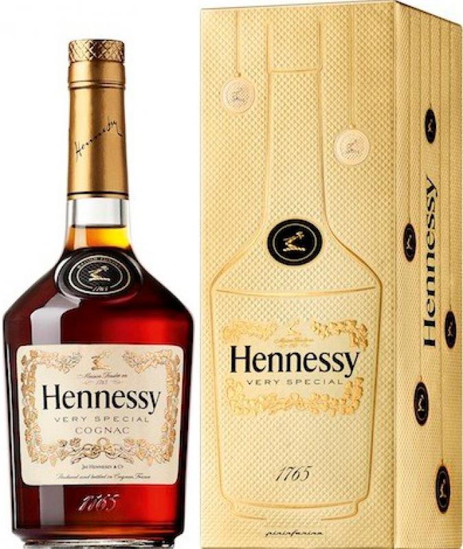 Hennessy V.S. в коробке