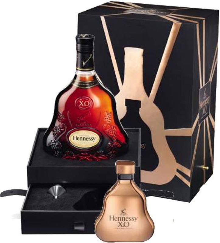 Hennessy X.O. в подарочной коробке с флягой